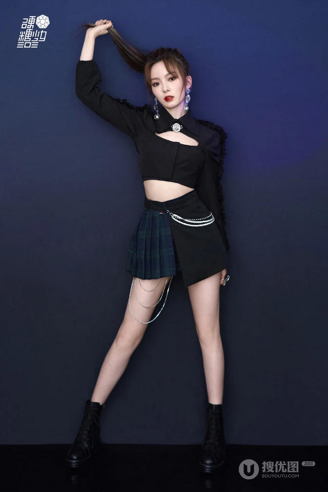清一色纤细线条少女，硬糖少女303女生成员气质酷黑穿搭写真美照