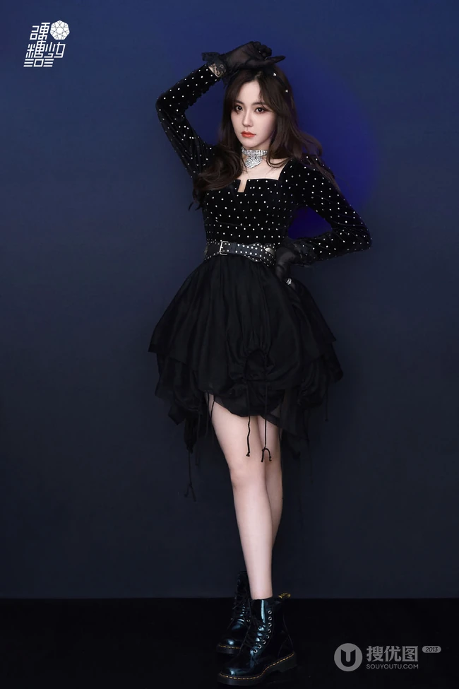 清一色纤细线条少女，硬糖少女303女生成员气质酷黑穿搭写真美照