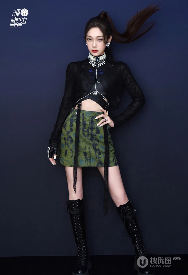 清一色纤细线条少女，硬糖少女303女生成员气质酷黑穿搭写真美照
