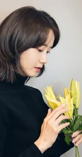 韩国女歌手林允儿黑色高领毛衣着身甜美可人高清半身照美图