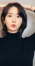 韩国女歌手林允儿黑色高领毛衣着身甜美可人高清半身照美图