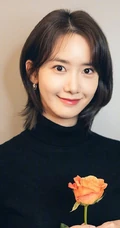 韩国女歌手林允儿黑色高领毛衣着身甜美可人高清半身照美图