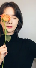 韩国女歌手林允儿黑色高领毛衣着身甜美可人高清半身照美图