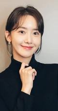 韩国女歌手林允儿黑色高领毛衣着身甜美可人高清半身照美图
