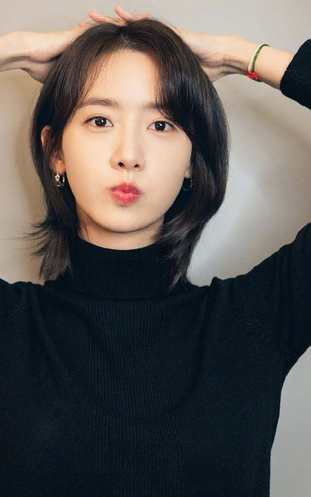 韩国女歌手林允儿黑色高领毛衣着身甜美可人高清半身照美图