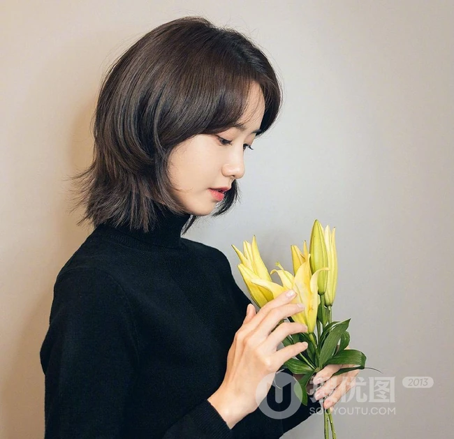 韩国女歌手林允儿黑色高领毛衣着身甜美可人高清半身照美图