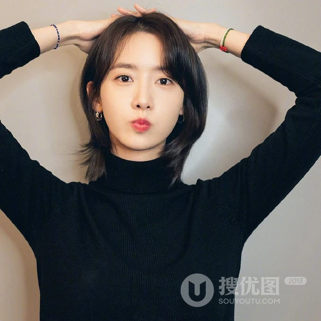 韩国女歌手林允儿黑色高领毛衣着身甜美可人高清半身照美图