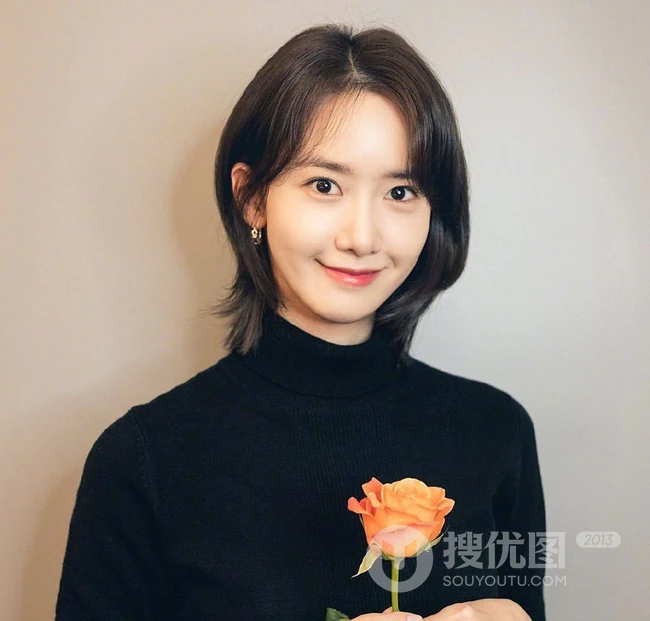 韩国女歌手林允儿黑色高领毛衣着身甜美可人高清半身照美图