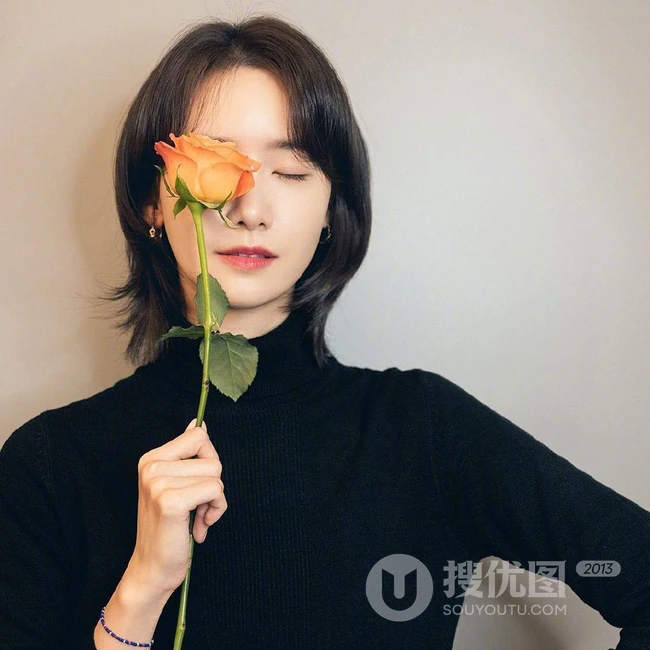 韩国女歌手林允儿黑色高领毛衣着身甜美可人高清半身照美图