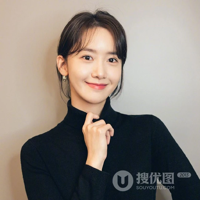 韩国女歌手林允儿黑色高领毛衣着身甜美可人高清半身照美图