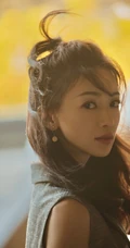 吴谨言优雅动人无袖上衣搭配蓝色纱裙唯美气质写真照片