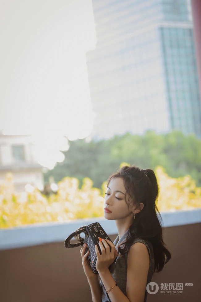 吴谨言优雅动人无袖上衣搭配蓝色纱裙唯美气质写真照片