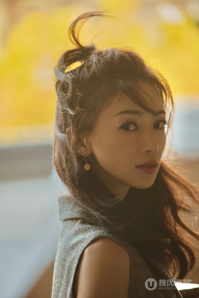 吴谨言优雅动人无袖上衣搭配蓝色纱裙唯美气质写真照片