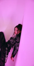 迪丽热巴黑色酷感紧身衣游戏装备cos装扮暗房写真美照