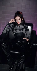 迪丽热巴黑色酷感紧身衣游戏装备cos装扮暗房写真美照