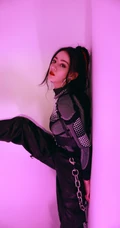 迪丽热巴黑色酷感紧身衣游戏装备cos装扮暗房写真美照