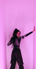 迪丽热巴黑色酷感紧身衣游戏装备cos装扮暗房写真美照