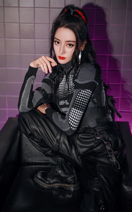 迪丽热巴黑色酷感紧身衣游戏装备cos装扮暗房写真美照
