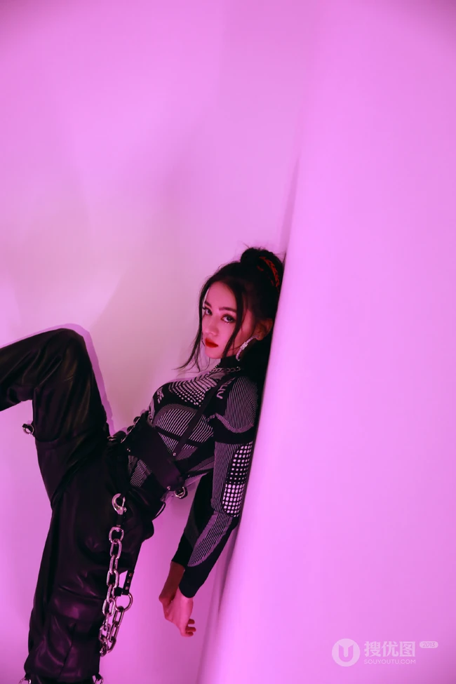 迪丽热巴黑色酷感紧身衣游戏装备cos装扮暗房写真美照