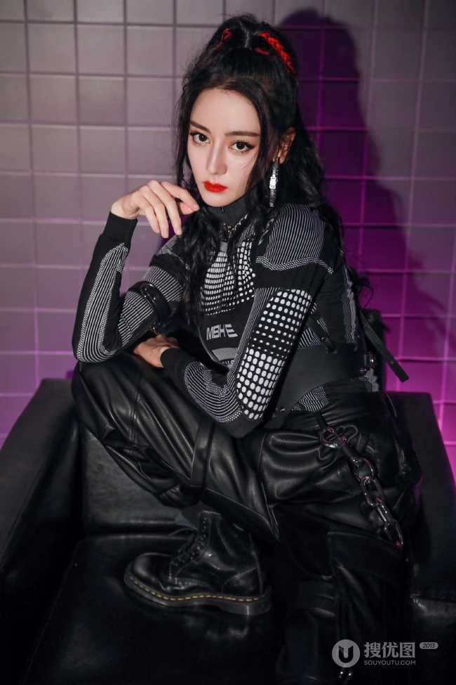 迪丽热巴黑色酷感紧身衣游戏装备cos装扮暗房写真美照