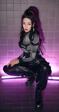 迪丽热巴黑色酷感紧身衣游戏装备cos装扮暗房写真美照