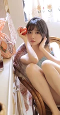 大眼萌少女小碎花肩带衫短裤穿搭静坐椅子上显白皙线条感居家写真照