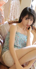 大眼萌少女小碎花肩带衫短裤穿搭静坐椅子上显白皙线条感居家写真照