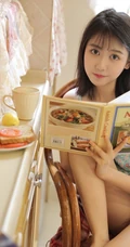大眼萌少女小碎花肩带衫短裤穿搭静坐椅子上显白皙线条感居家写真照