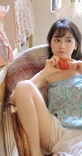 大眼萌少女小碎花肩带衫短裤穿搭静坐椅子上显白皙线条感居家写真照