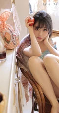 大眼萌少女小碎花肩带衫短裤穿搭静坐椅子上显白皙线条感居家写真照