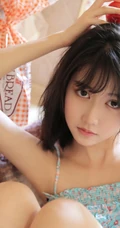 大眼萌少女小碎花肩带衫短裤穿搭静坐椅子上显白皙线条感居家写真照