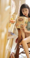 大眼萌少女小碎花肩带衫短裤穿搭静坐椅子上显白皙线条感居家写真照