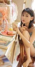 大眼萌少女小碎花肩带衫短裤穿搭静坐椅子上显白皙线条感居家写真照