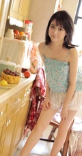 大眼萌少女小碎花肩带衫短裤穿搭静坐椅子上显白皙线条感居家写真照