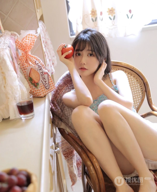 大眼萌少女小碎花肩带衫短裤穿搭静坐椅子上显白皙线条感居家写真照