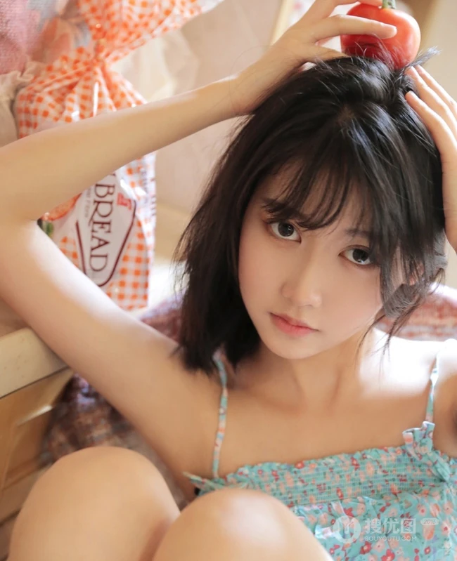 大眼萌少女小碎花肩带衫短裤穿搭静坐椅子上显白皙线条感居家写真照