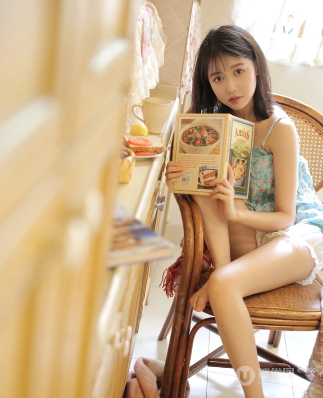 大眼萌少女小碎花肩带衫短裤穿搭静坐椅子上显白皙线条感居家写真照