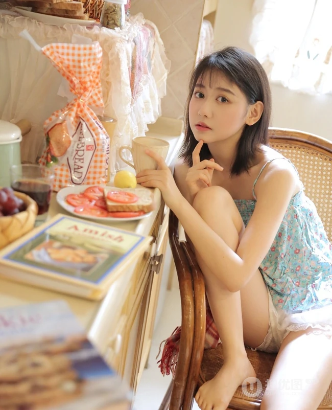 大眼萌少女小碎花肩带衫短裤穿搭静坐椅子上显白皙线条感居家写真照