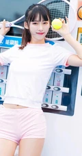打网球的身高腿长马尾辫少女紧身运动衣短裤长筒袜着身元气满满写真