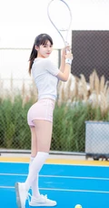 打网球的身高腿长马尾辫少女紧身运动衣短裤长筒袜着身元气满满写真