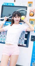 打网球的身高腿长马尾辫少女紧身运动衣短裤长筒袜着身元气满满写真