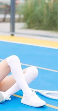 打网球的身高腿长马尾辫少女紧身运动衣短裤长筒袜着身元气满满写真