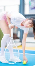 打网球的身高腿长马尾辫少女紧身运动衣短裤长筒袜着身元气满满写真