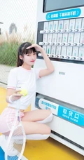 打网球的身高腿长马尾辫少女紧身运动衣短裤长筒袜着身元气满满写真
