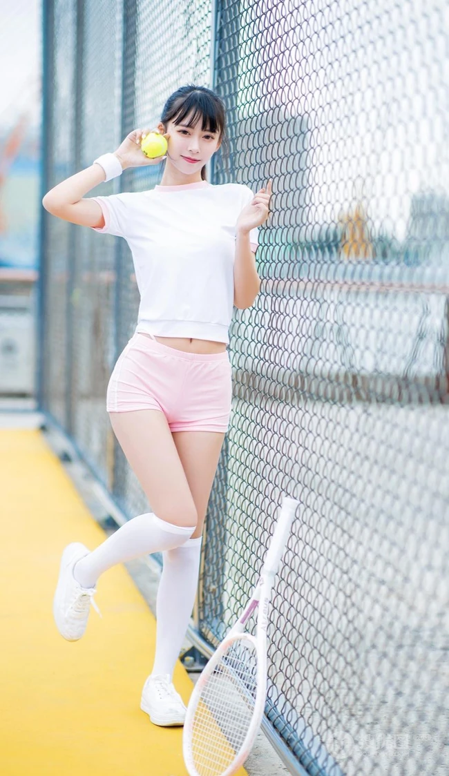 打网球的身高腿长马尾辫少女紧身运动衣短裤长筒袜着身元气满满写真