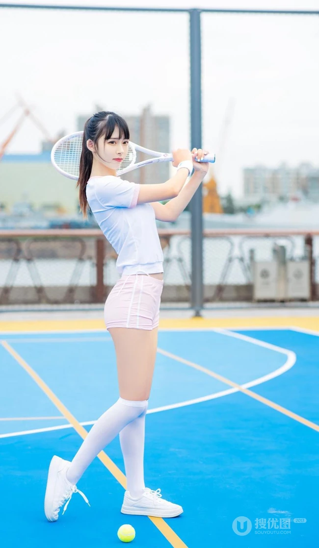 打网球的身高腿长马尾辫少女紧身运动衣短裤长筒袜着身元气满满写真