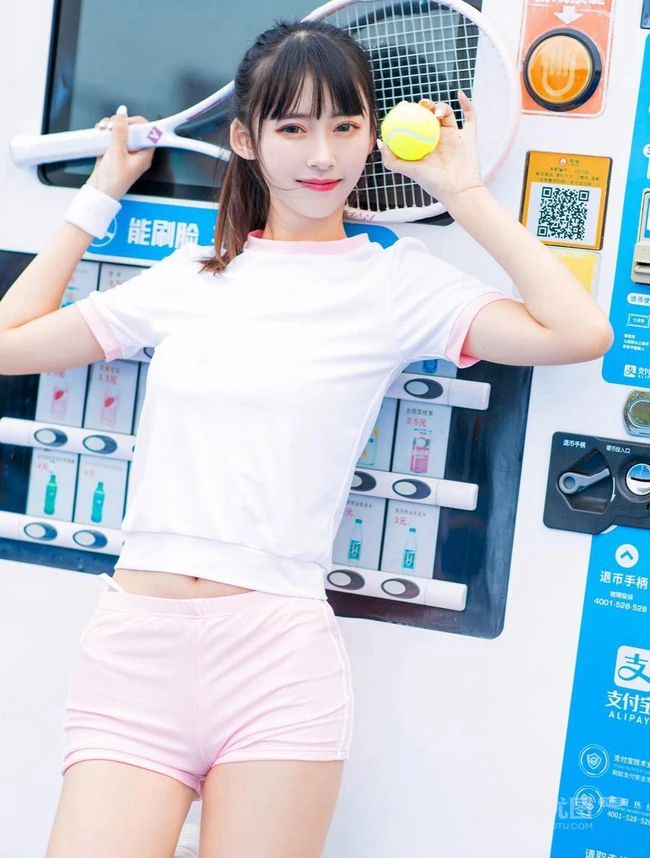 打网球的身高腿长马尾辫少女紧身运动衣短裤长筒袜着身元气满满写真