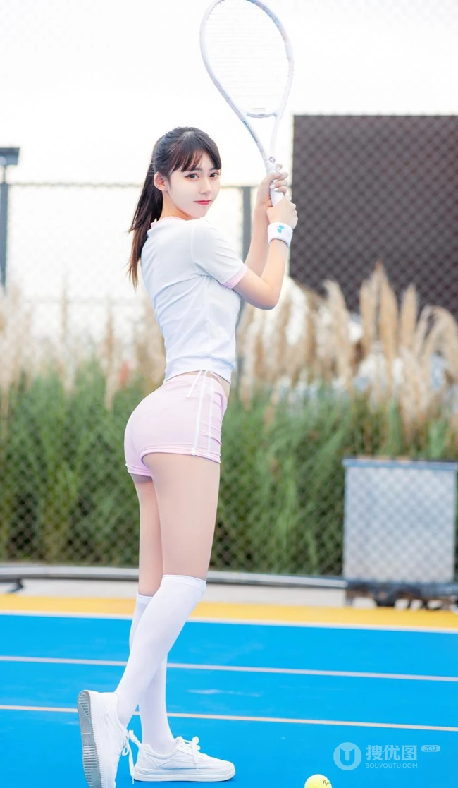 打网球的身高腿长马尾辫少女紧身运动衣短裤长筒袜着身元气满满写真
