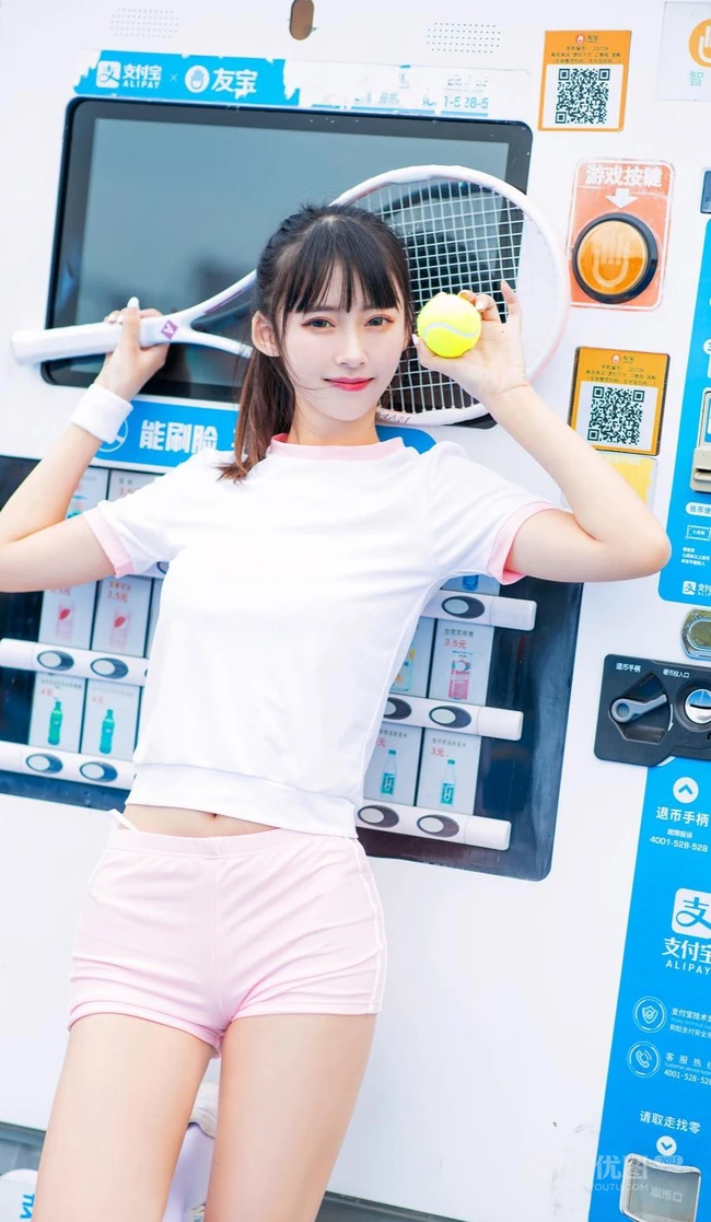 打网球的身高腿长马尾辫少女紧身运动衣短裤长筒袜着身元气满满写真