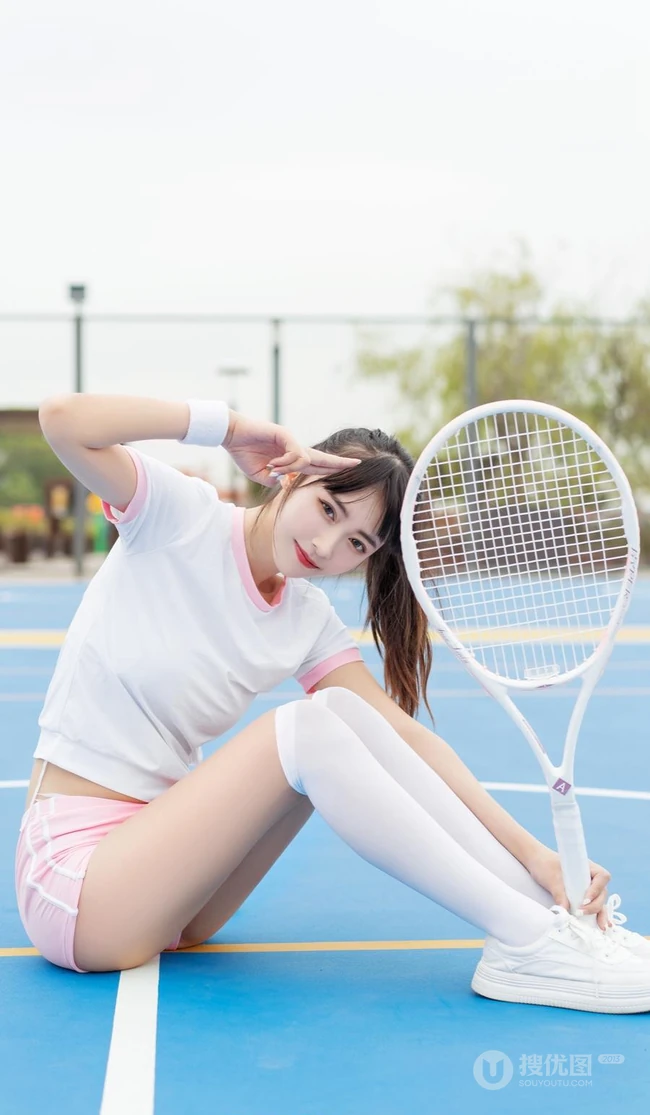 打网球的身高腿长马尾辫少女紧身运动衣短裤长筒袜着身元气满满写真